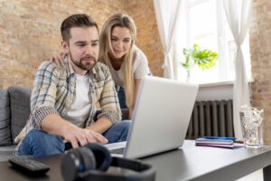 couple-maison-ayant-appel-video-famille-1-scaled